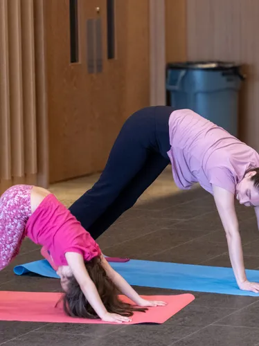 Museum Movers Kids Yoga at the Bruce Museum, mother and daughter