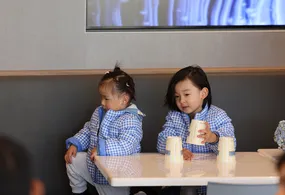 kids in cafe